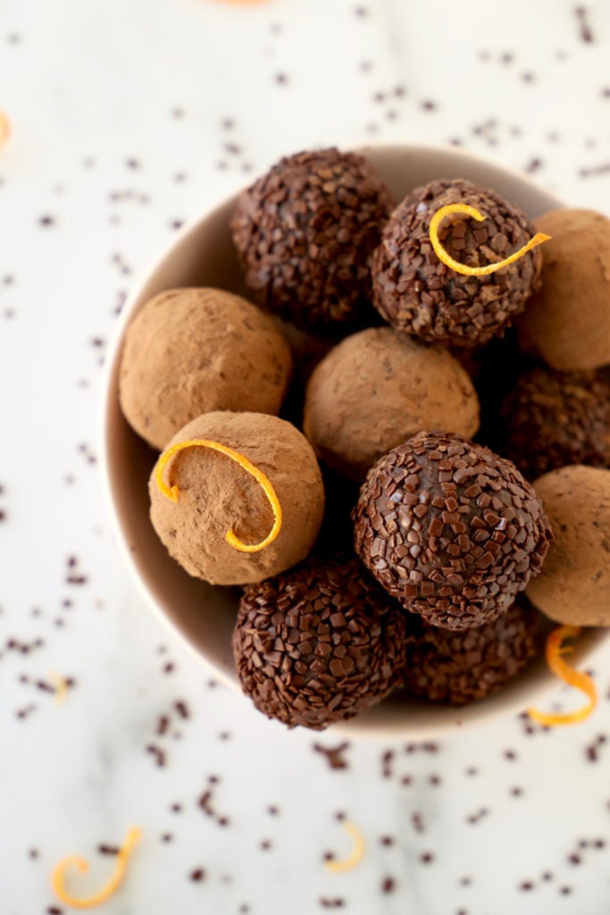  una vista aérea de trufas de chocolate y naranja